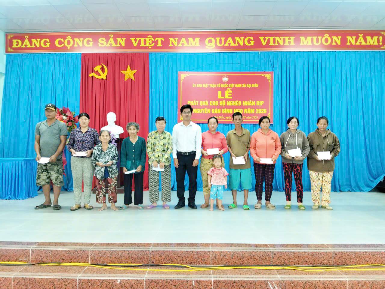 TẶNG QUÀ CHO HỘ NGHÈO NHÂN DỊP TẾT NGUYÊN ĐÁN BÍNH NGỌ NĂM 2026