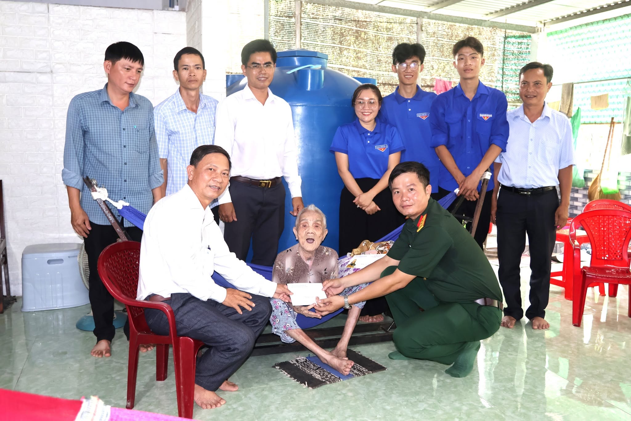 Bí thư Đảng ủy - Chủ tịch HĐND xã Trần Văn Của thăm, trao quà cho mẹ Việt Nam anh hùng nhân Ngày Thương binh - Liệt sĩ 27/7