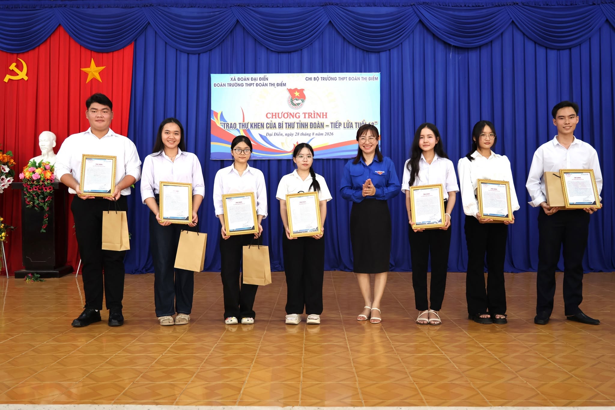 Chương trình trao thư khen của Bí thư Tỉnh đoàn - Tiếp lửa tuổi 18