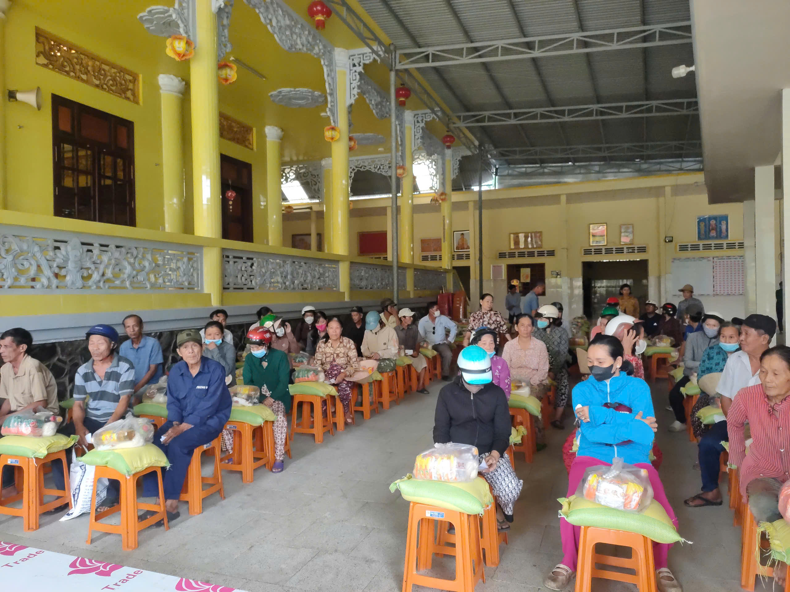 Chùa Ngọc Linh trao tặng 100 phần quà từ thiện – Lan tỏa yêu thương từ tấm lòng quốc tế