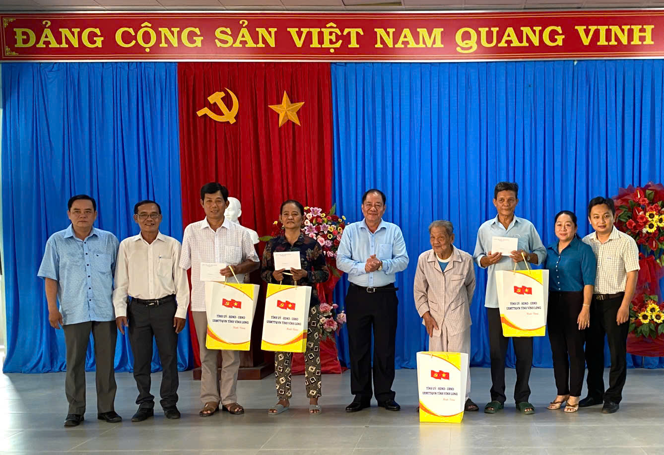 LÃNH ĐẠO TỈNH VĨNH LONG ĐẾN THĂM VÀ TẶNG QUÀ CÁC HỘ GIA ĐÌNH CHÍNH SÁCH XÃ ĐẠI ĐIỀN