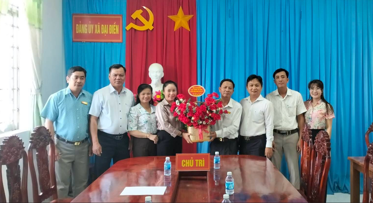 Thường trực Đảng ủy xã Đại Điền chúc mừng 96 năm truyền thống ngành Tuyên giáo của Đảng 