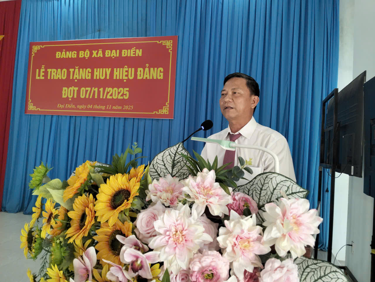 Đảng bộ xã Đại Điền tổ chức lễ trao huy hiệu Đảng nhân kỷ niệm 108 năm Ngày Cách mạng Tháng Mười Nga (07/11/1917 – 07/11/2025)